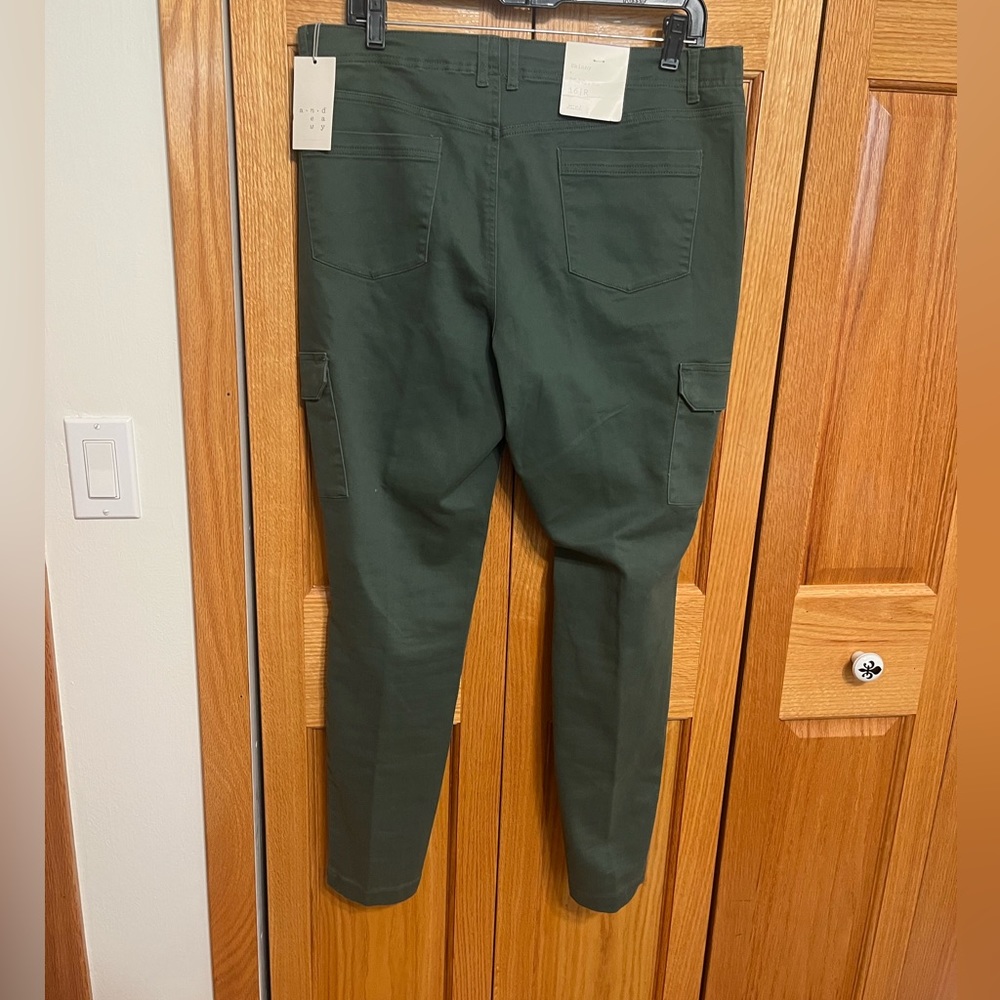 Olive green skinny cargo pants from a new day. Size 16. Cute pocket deta… - Picture 4 of 8